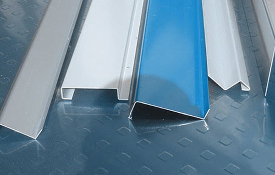 Gekantete Blechprofile in Silber und Blau auf einem Riffelblech